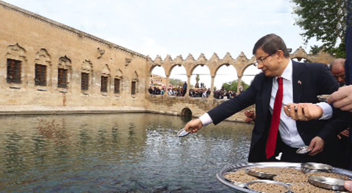 Davutoğlu: Fitneyi kardeşlik aşkı söndürecek