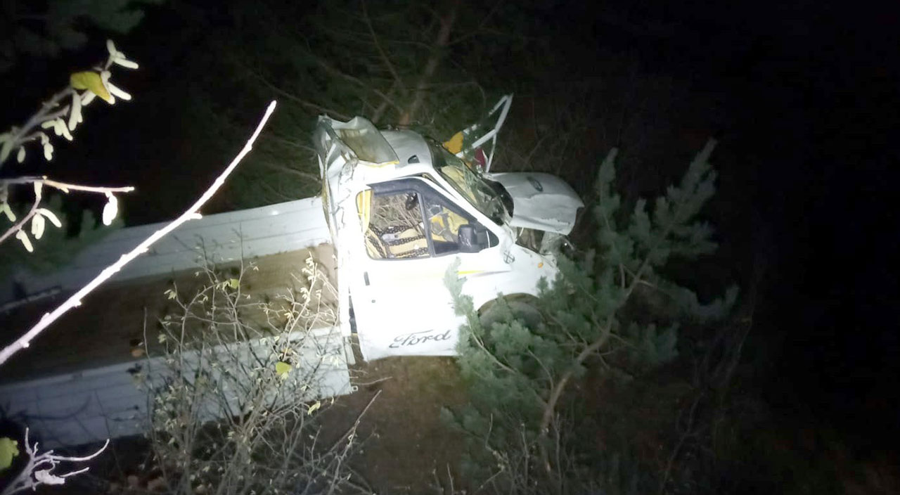 Kamyonet 100 metrelik uçurumdan yuvarlandı! 2 kişi öldü 1 kişi yaralandı