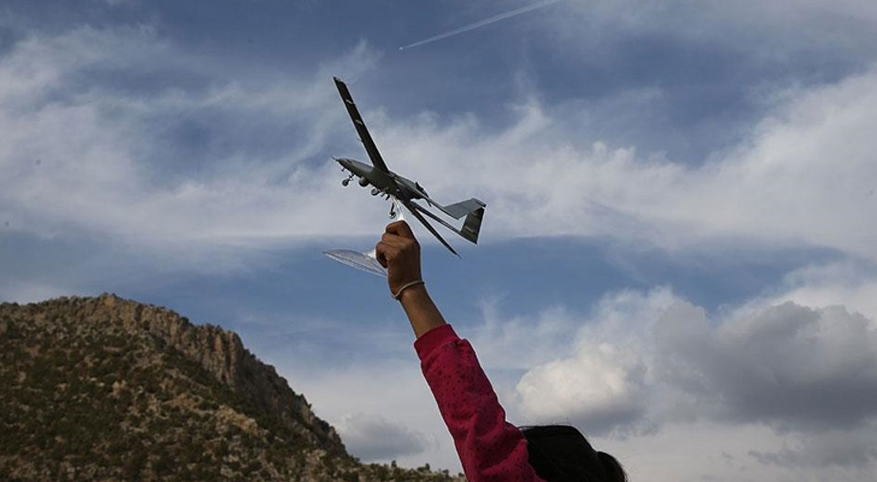 İlk uçuşlar bu köyde yapılmıştı! Baykar köyün sakinlerine İHA maketi hediye etti