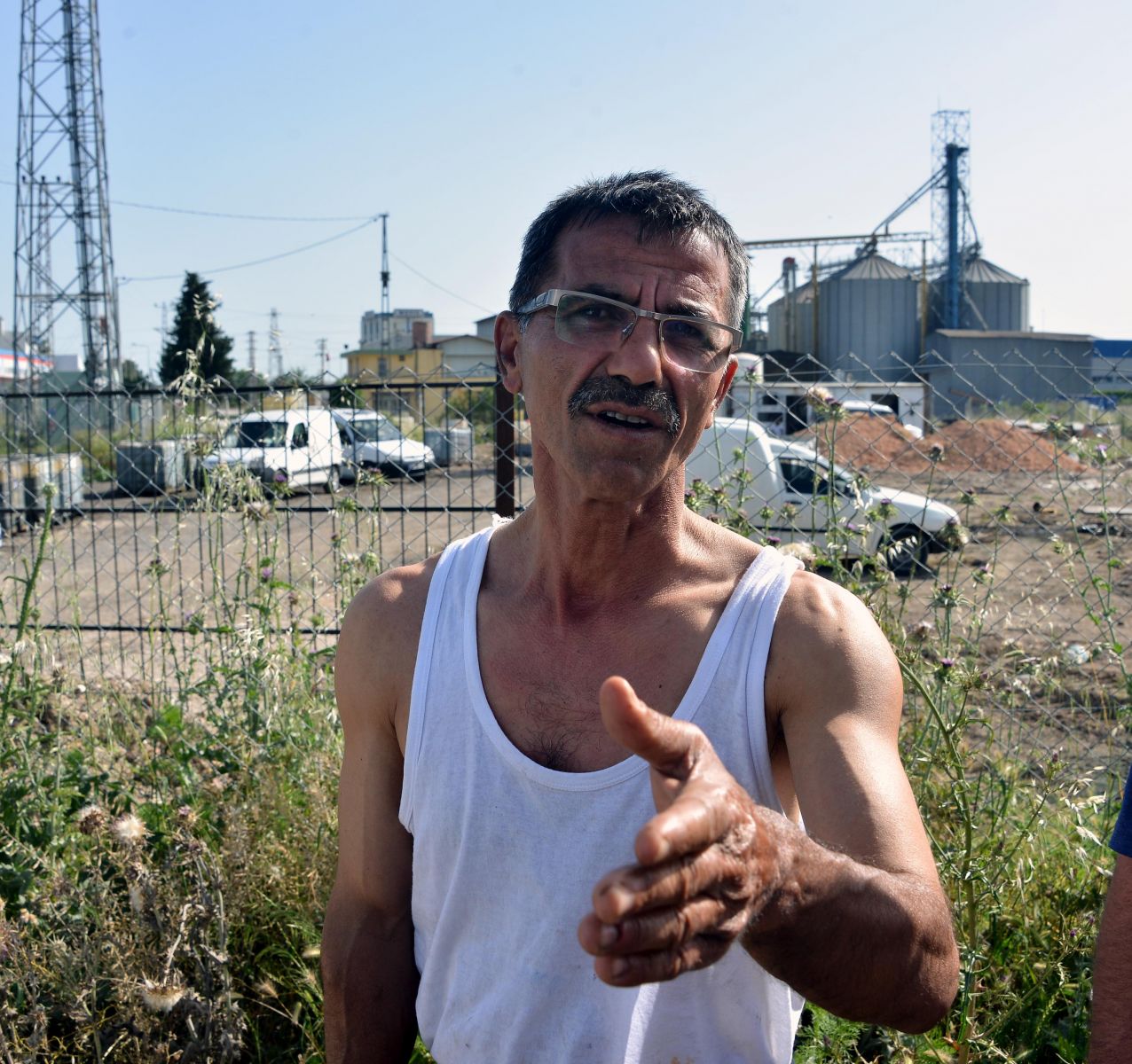 Sulama kanalına düşen genci suni teneffüsle kurtardı