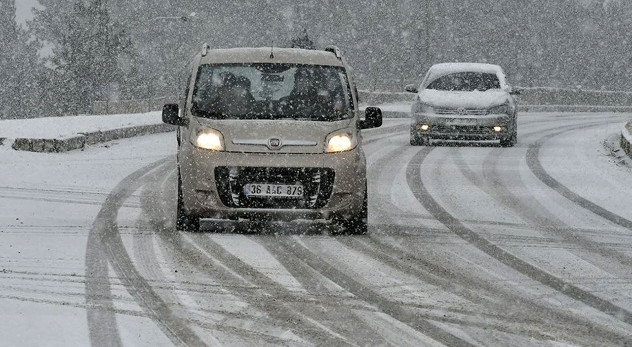 3 kent kar yağışı! Sürücüler zor anlar yaşadı