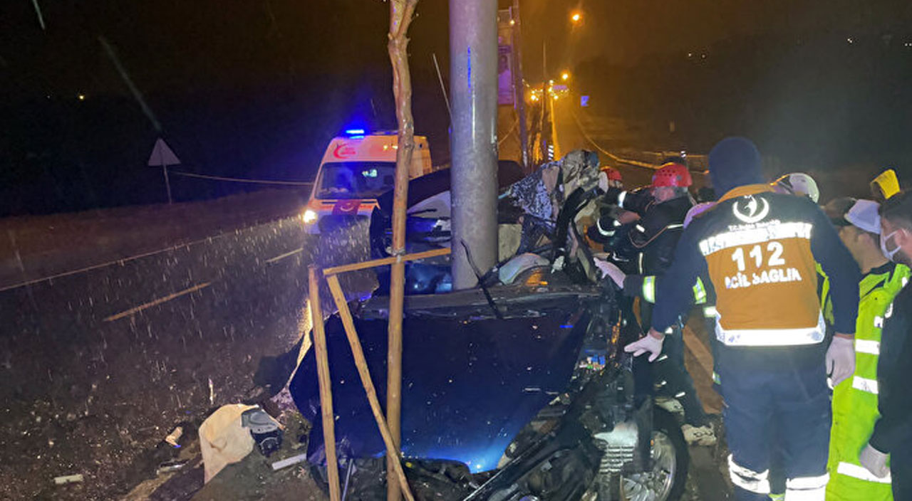 Adıyaman’da korkunç kaza! Direğe çarpan otomobildeki 2 kişi hayatını kaybetti