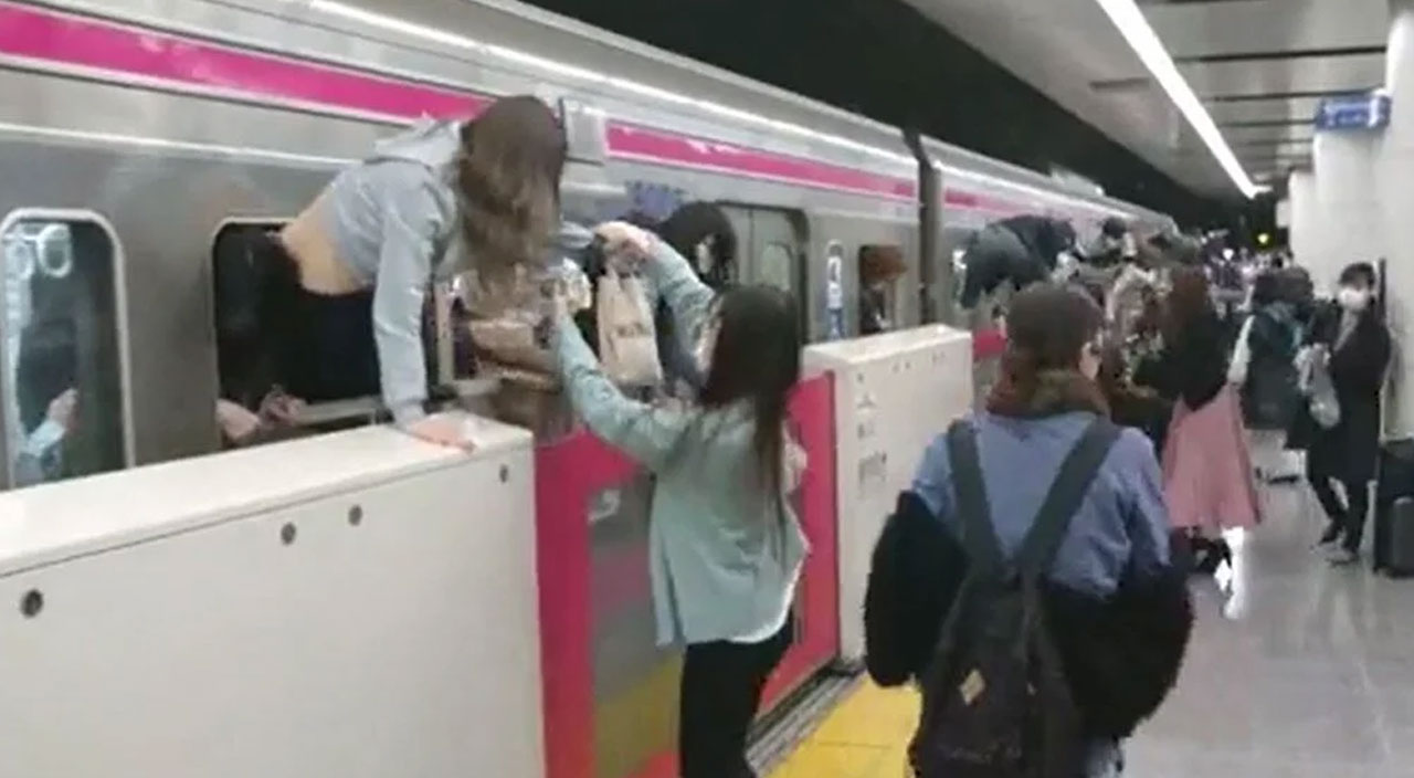 Tokyo’da tren istasyonunda bıçaklı saldırı: Yaralılar var