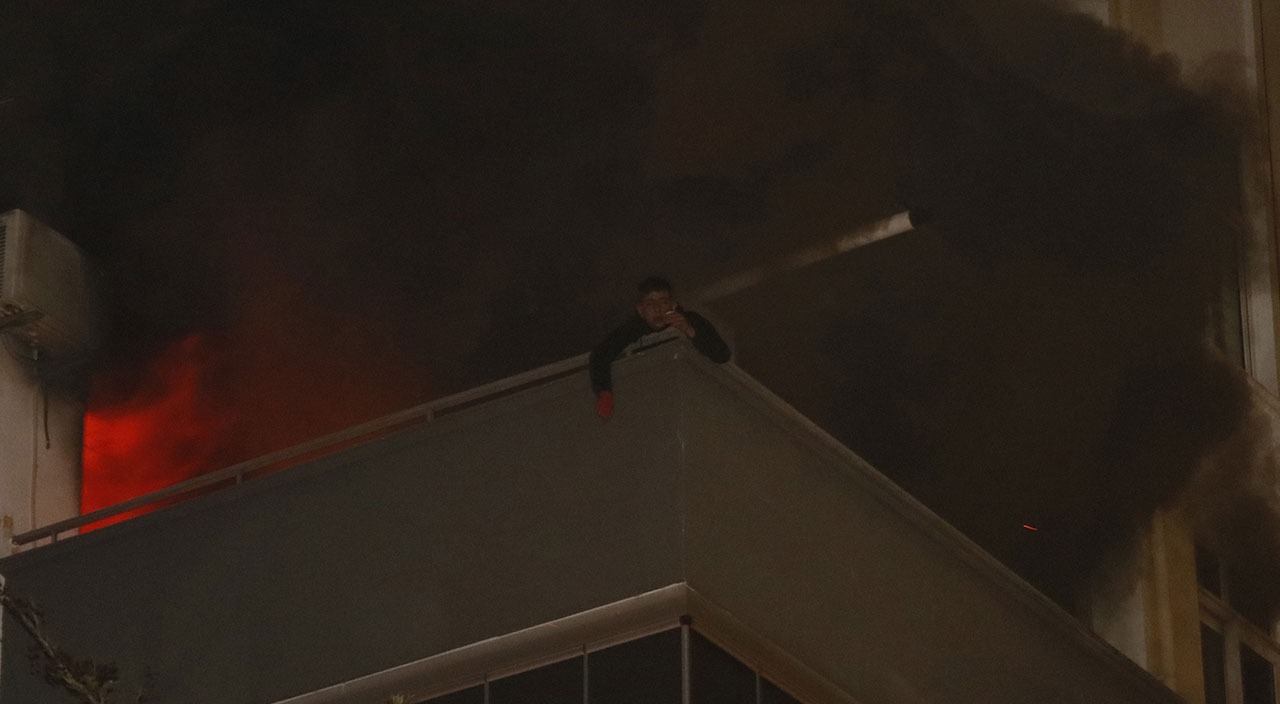 Sinir krizi geçirince evini ateşe verdi: Balkona çıkarak yangını seyretti