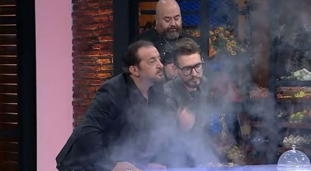 Danilo Zanna yemeğini beğendiği yarışmacıya kaşık attı