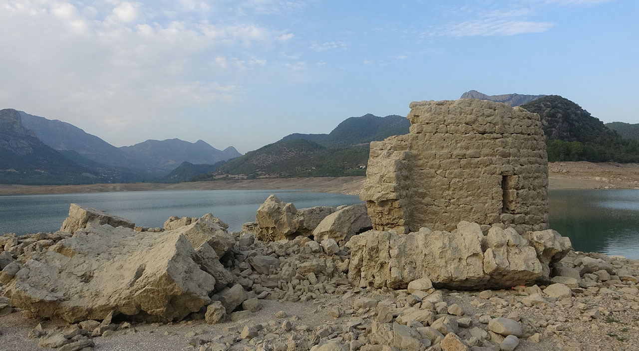 Kuraklık nedeniyle suların çekildiği barajda tarihi yapılar ortaya çıktı