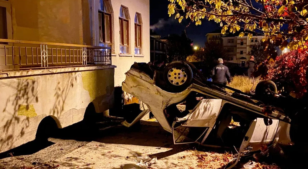 Seyir halindeki otomobil 3 katlı binanın bahçesine uçtu: 3 kişi yaralandı
