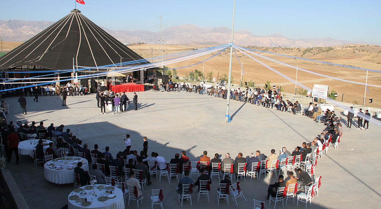 Aşiret düğününde servet saçtılar: Gelin ve damada 1 milyon 258 bin TL takıldı