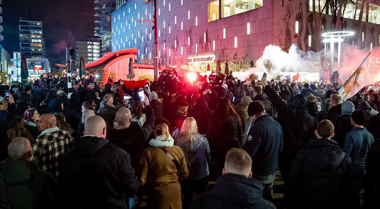 Hollanda'da alınan kısıtlama kararları halkı sokağa döktü: Araçlar ateşe verildi