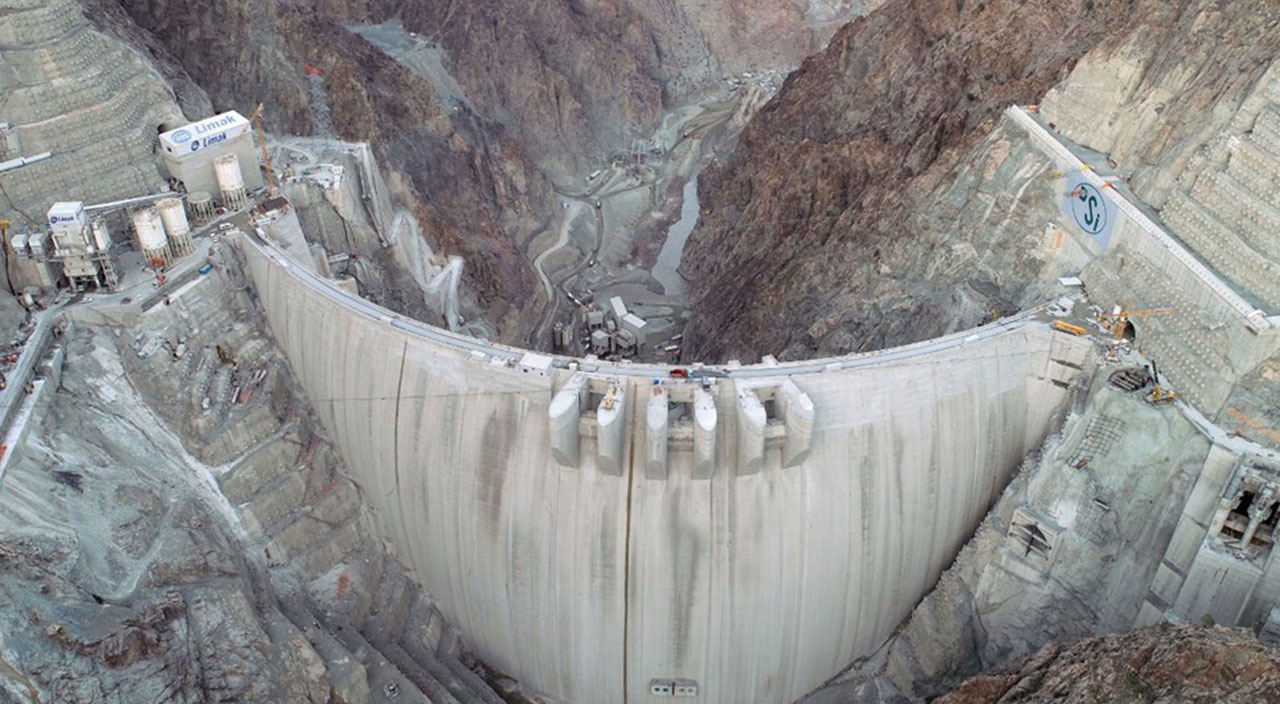 Türkiye'nin en büyüğü: Yusufeli Barajına 80 tonluk elektrik türbini montajlandı
