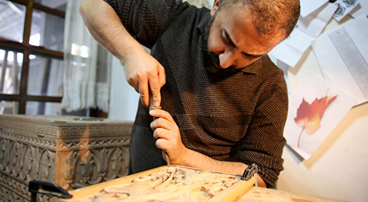 Sivaslı Usta 20 yıldır ahşap oyma sanatı yapıyor: Gelecek nesillere ışık oluyor