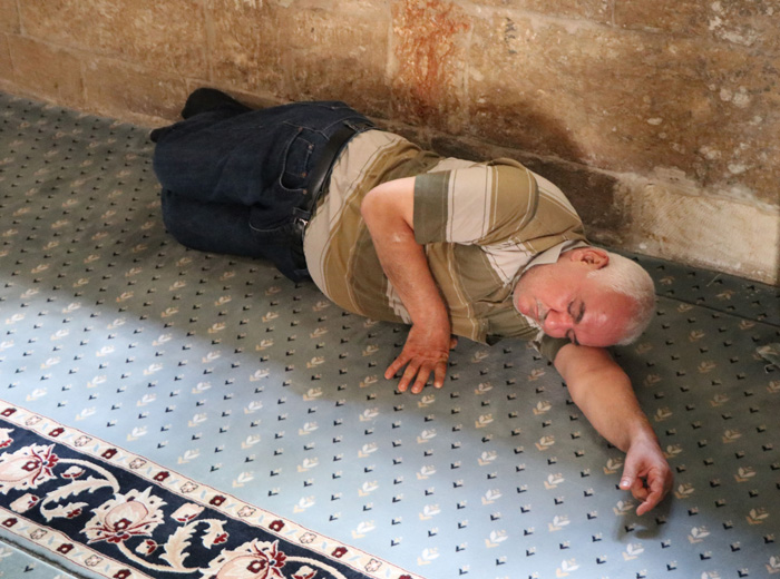 Adana'da sıcaktan bunalan vatandaş kendini camiye attı