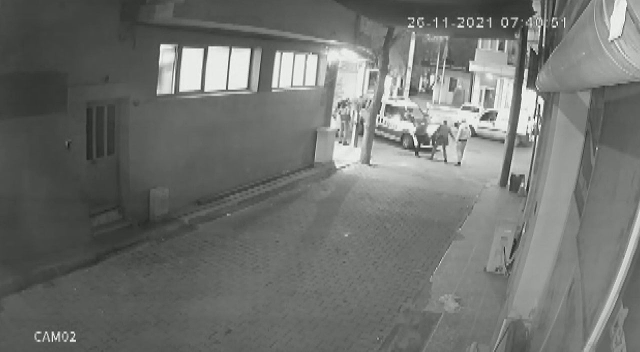 Polisi sırtından bıçaklayarak kaçmaya çalıştı: Bacağından vuruldu