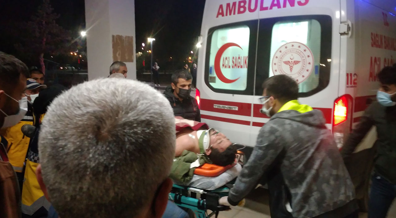 Kaza yapan arkadaşına yardıma gitti: Traktörün altında kalarak hayatını kaybetti