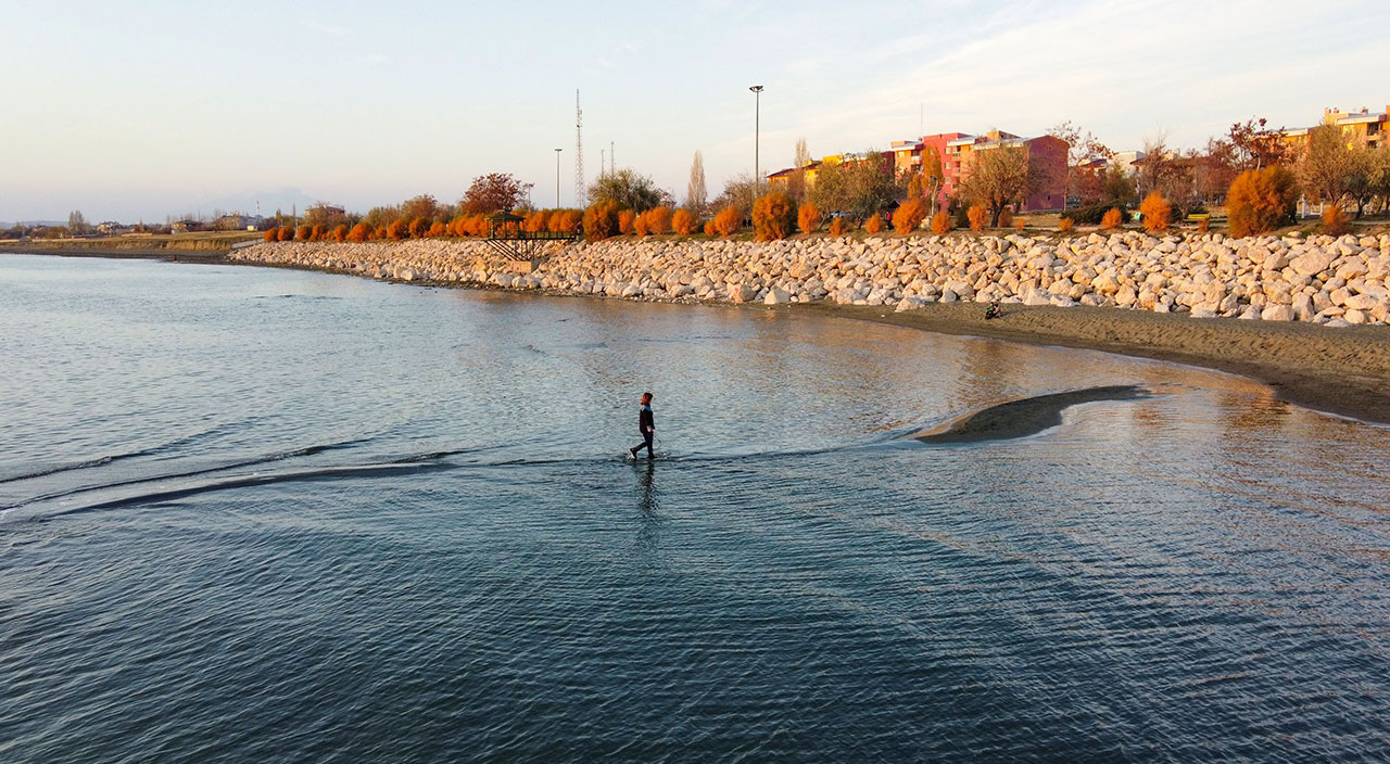 Van Gölü alarm veriyor! Suların çekilmesiyle adacıklar oluştu