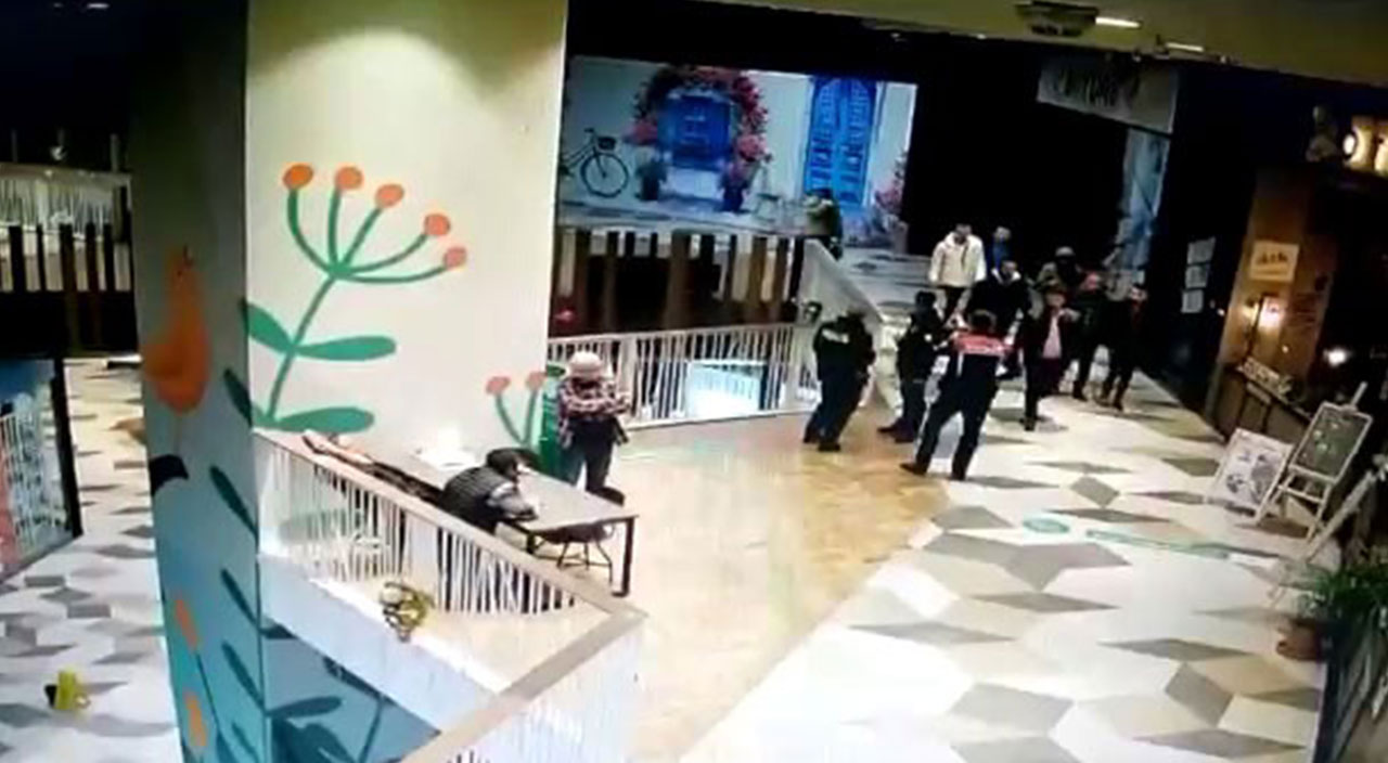 AVM savaş alanına döndü: Sandalye ve masalarla birbirlerine girdiler