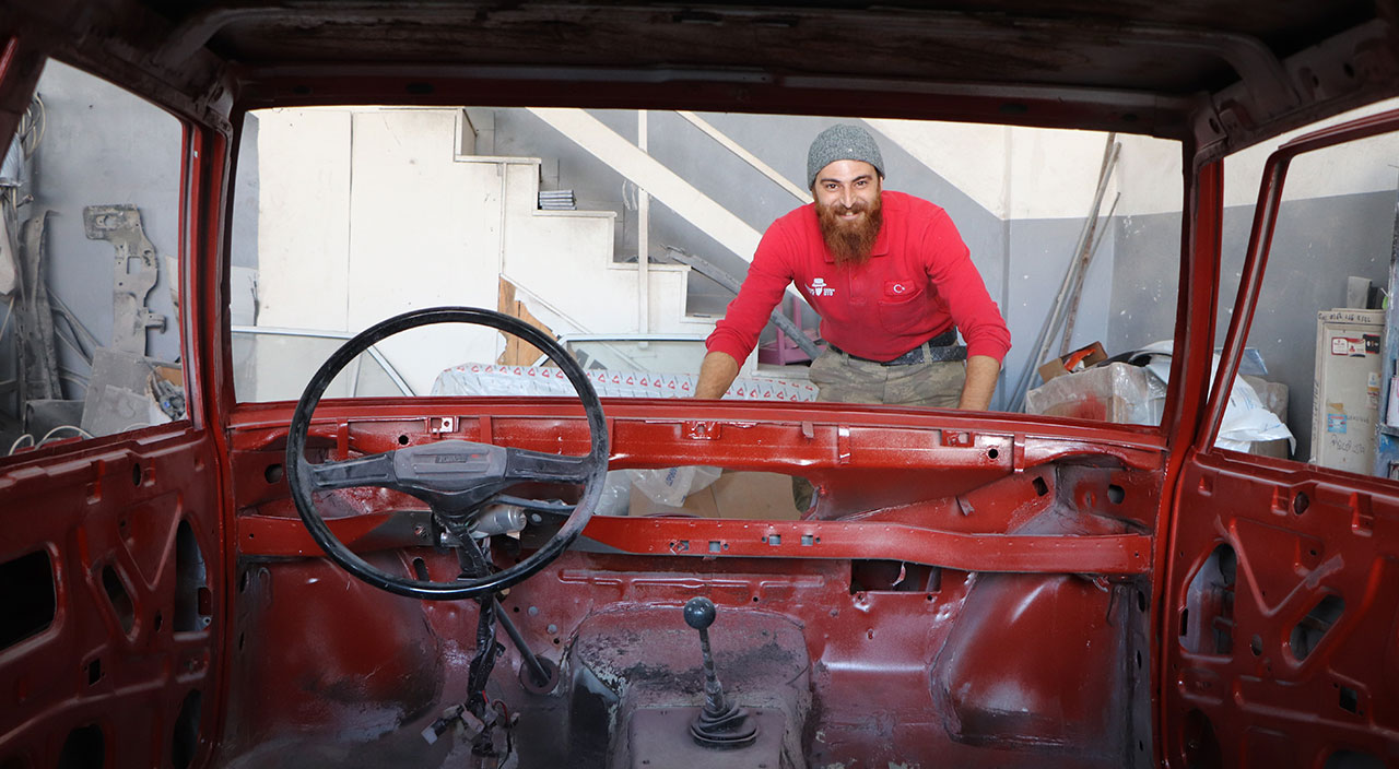 Çocukluğundan beri bu işi yapıyor: Klasik araçlara ikinci baharını yaşatıyor