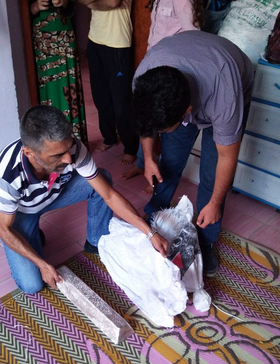 Suriyeli adam yolda bulduğu külçe altını evine götürdü