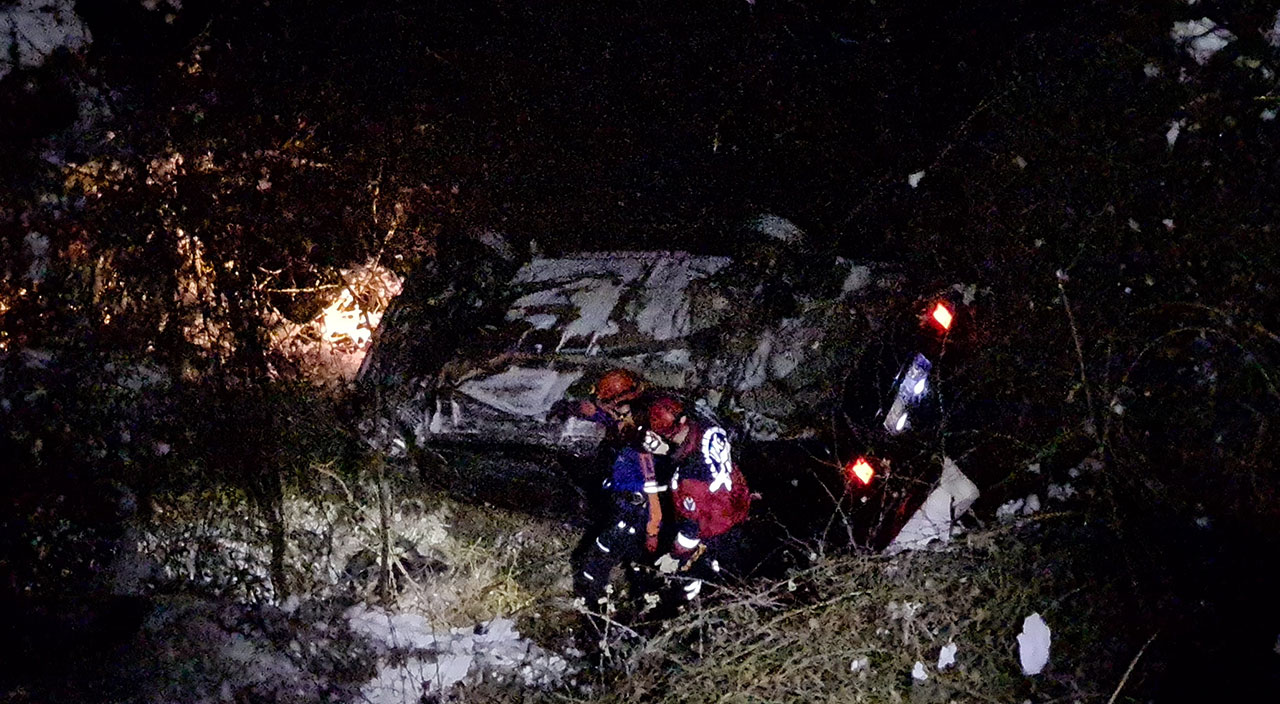Yoldan çıkan otomobil 30 metrelik uçurumdan yuvarlandı: 2 kişi hayatını kaybetti