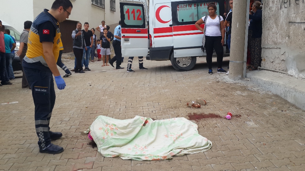 Okul yolunda anne ve kızına silahlı saldırı!