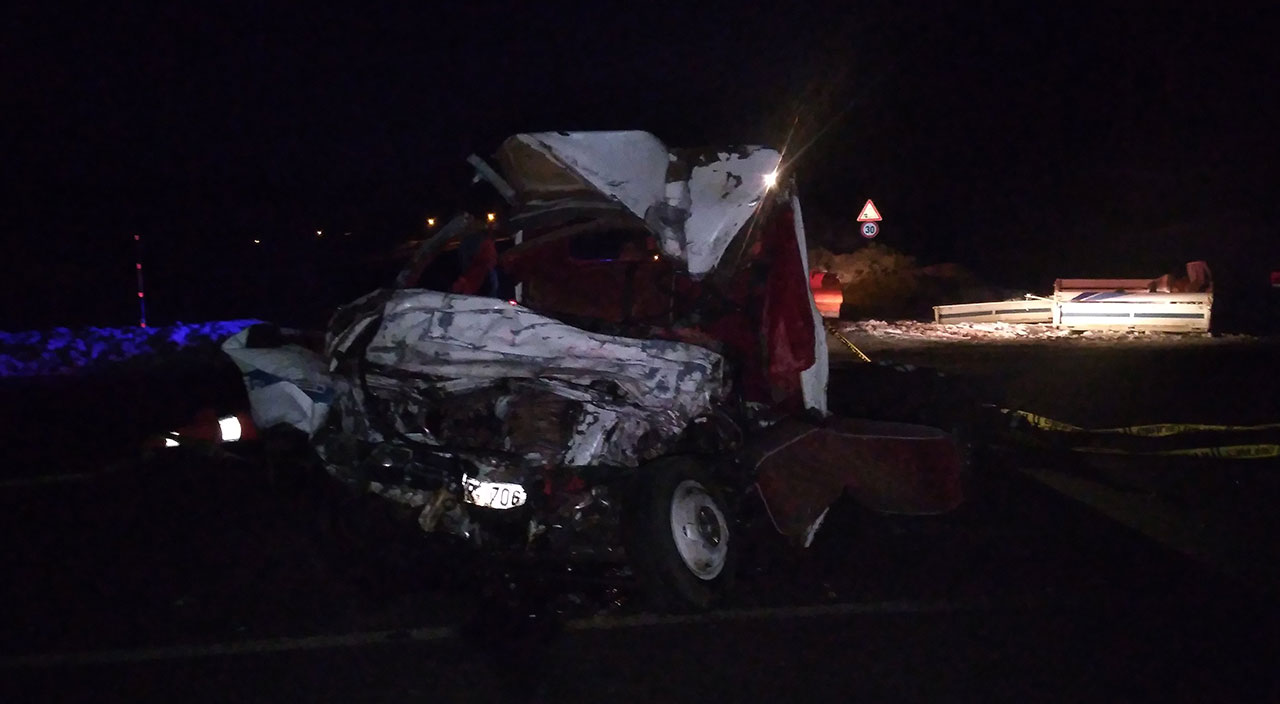 Sivas’ta yolcu otobüsü ile kamyonet çarpıştı: 2 ölü 19 yaralı var