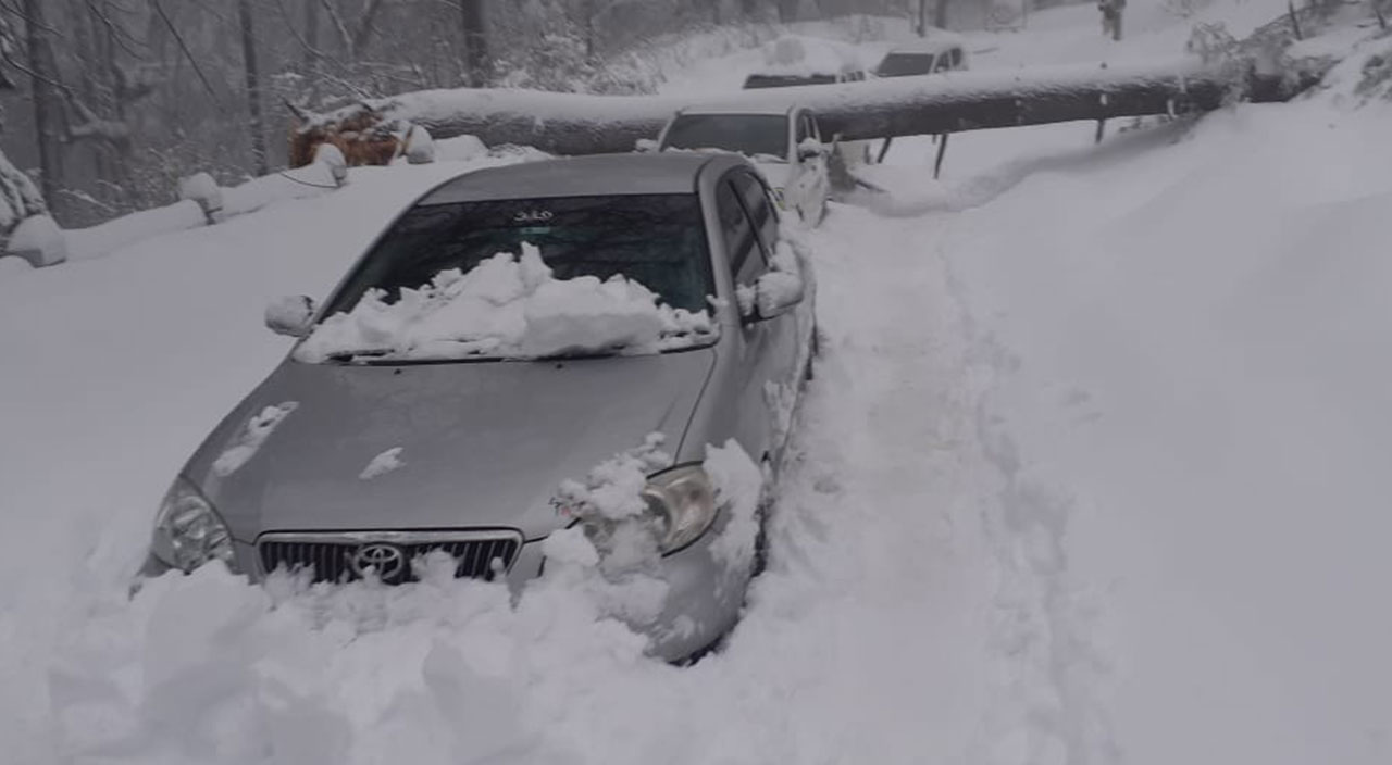 Pakistan’da kar faciası: Araçlarında mahsur kalan 21 kişi donarak öldü