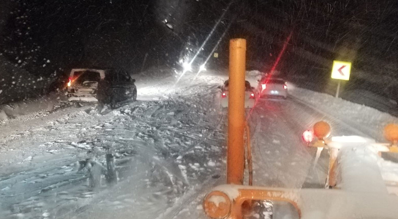 Antalya'da kar kalınlığı 30 santimetreye ulaştı: Sürücüler zor anlar yaşadı