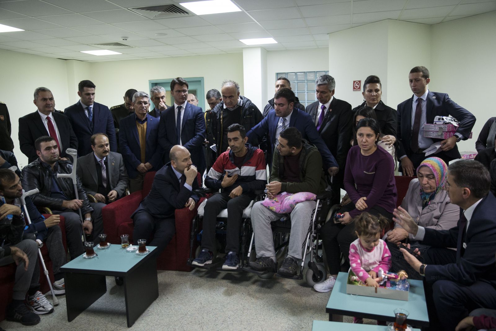 Bakan Süleyman Soylu'dan darbedilen gazilere ziyaret