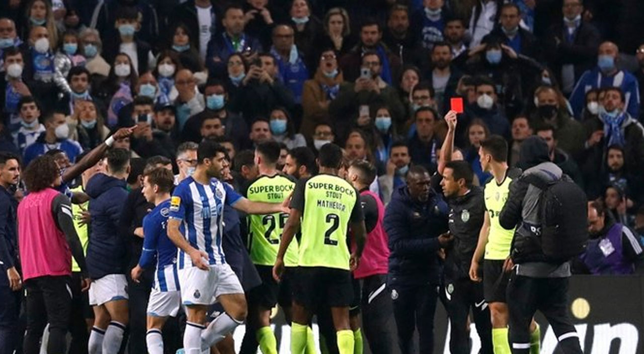 Liderlik maçında eski Beşiktaşlı ortalığı karıştırdı: 5 kırmızı kart çıktı