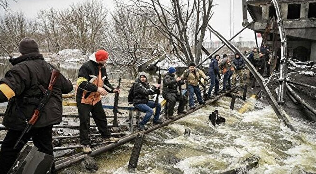 Köprüler yıkıldı yollar ateşe verildi: Rus ilerleyişine barikat önlemi
