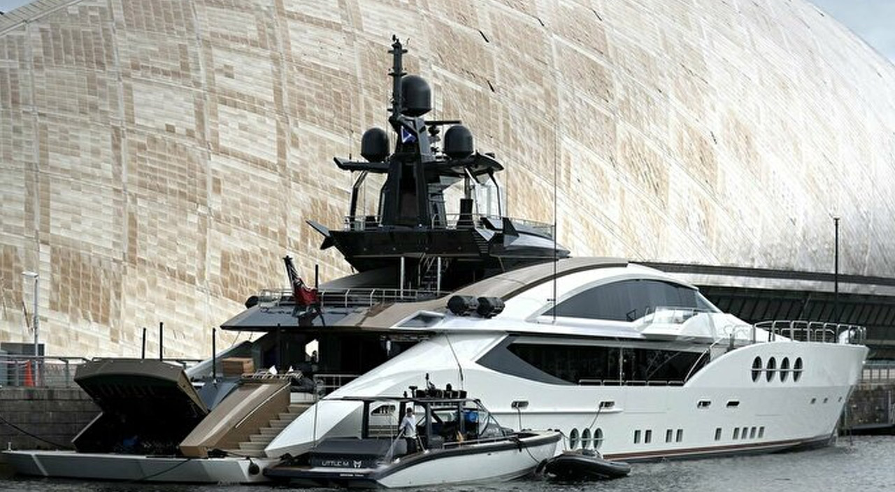 Rus milyarderlere darbe üstüne darbe: 65 milyon avroluk lüks yatına el konuldu