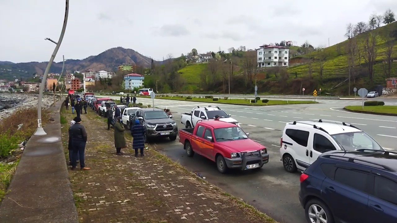 Ucuz diye sıraya girdiler! Aldıkları gübre çuvallarından mermer tozu çıktı