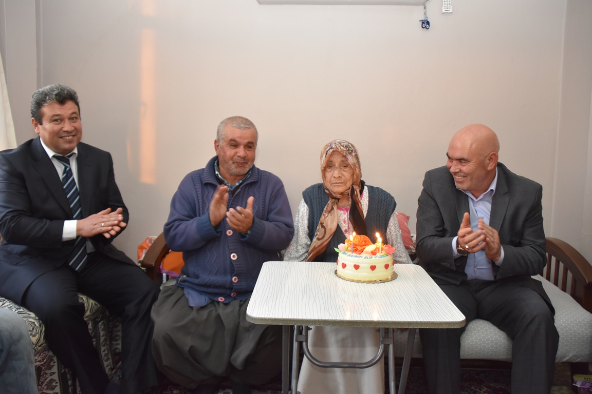 105 yaşındaki Elif ninenin doğum günü kutlandı