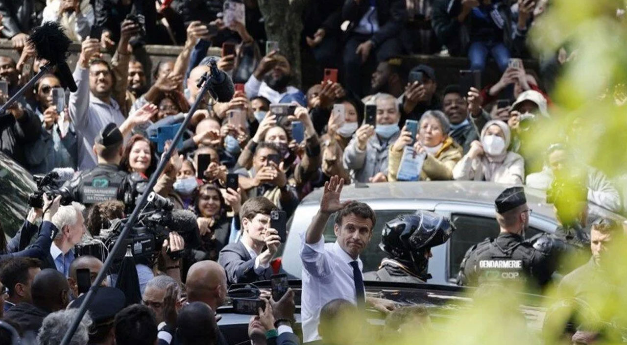 Fransa Cumhurbaşkanı Macron’a domatesli saldırı! Neye uğradığını şaşırdı