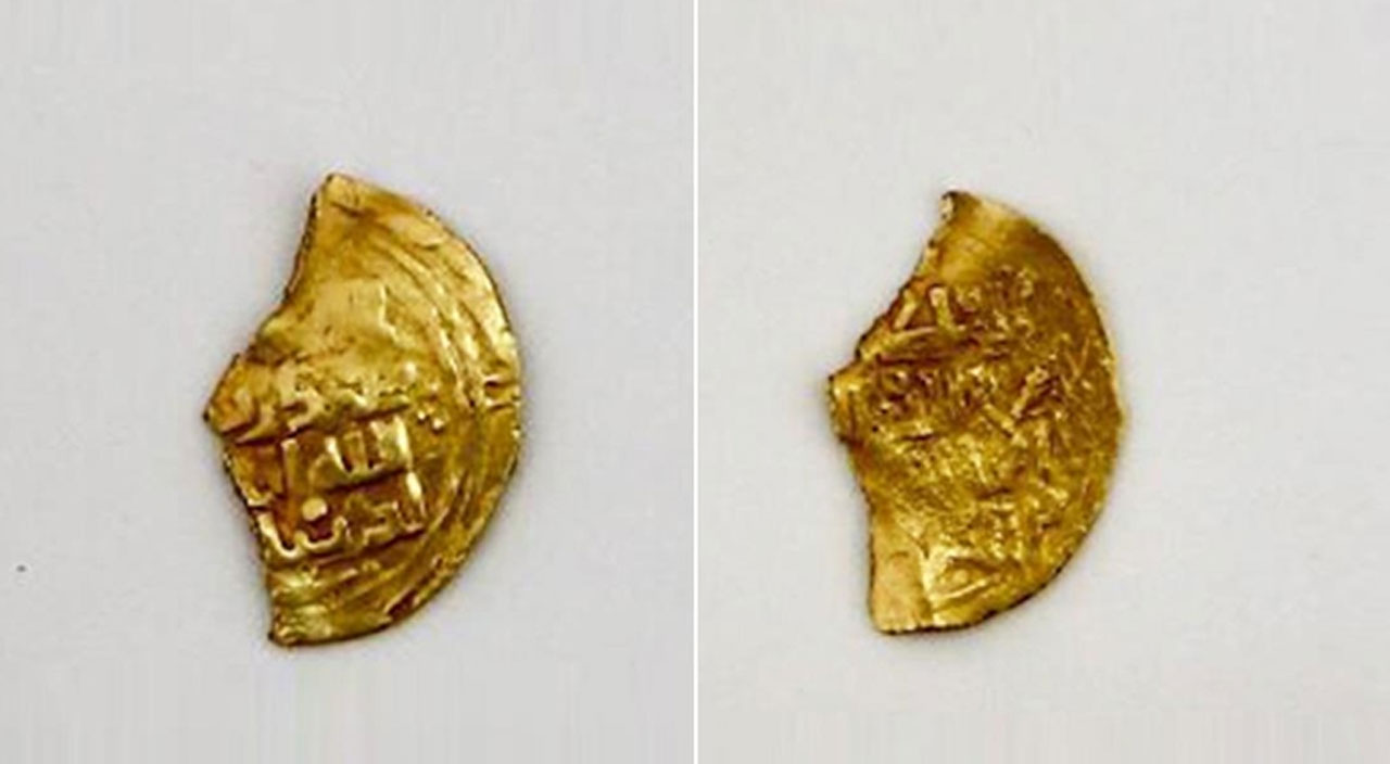 Bahçesini sularken yerde buldu! Özbekistan’da Selçuklulara ait ‘Allah’ yazılı altın sikke bulundu