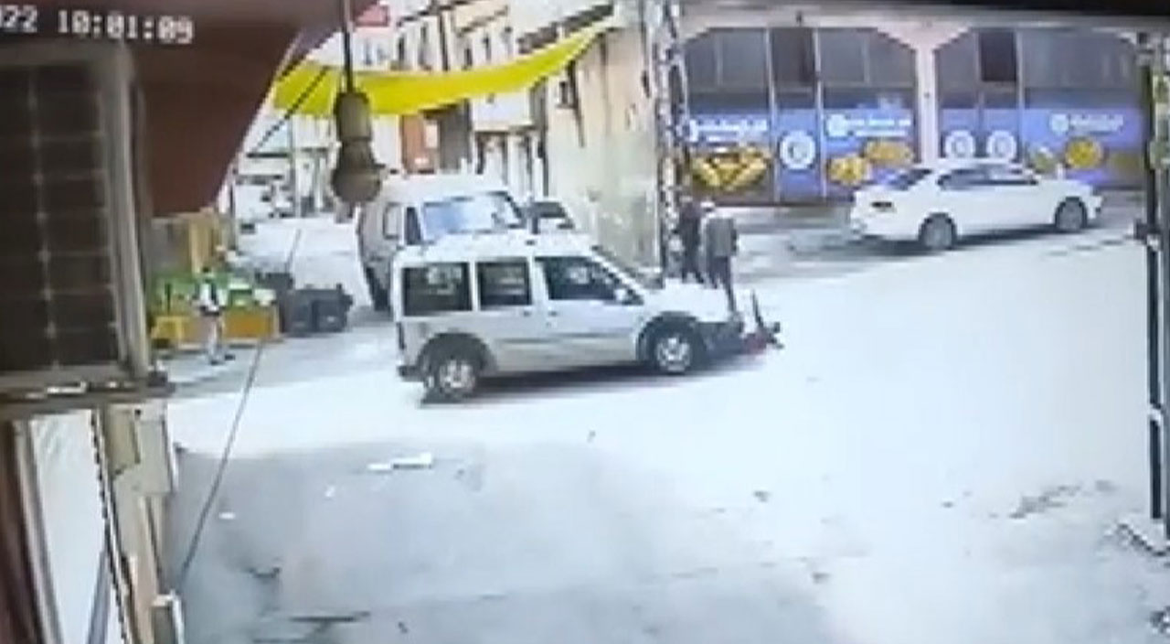 Kardeşiyle birlikte dışarı çıktı! Arabanın altında kalan 7 yaşındaki çocuk metrelerce sürüklendi