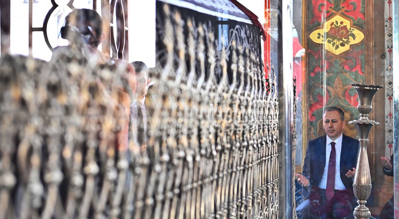 İstanbul’un Fethi’nin 569. yıl dönümünde Fatih Sultan Mehmet Han kabri başında anıldı