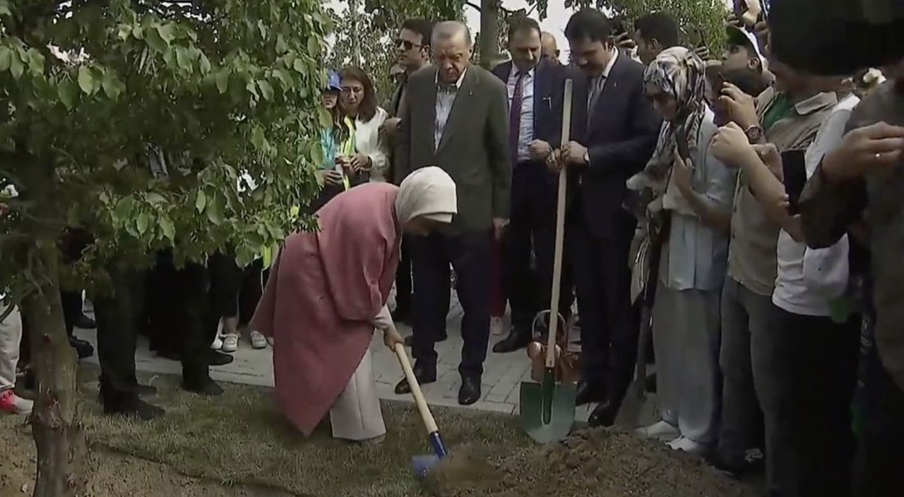 Cumhurbaşkanı Erdoğan Millet Bahçesi’ne ilk fidanı dikti