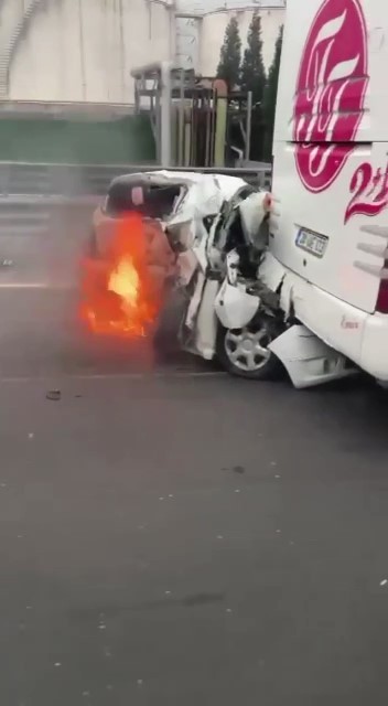 TEM Otoyolu'nda feci kaza! Yolcu otobüsü ve tırın altından sağ çıktı