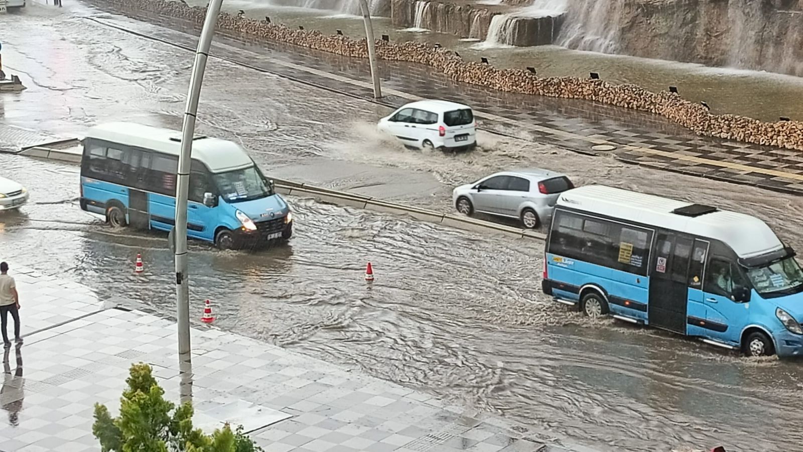 Ankara'da yollar göl oldu