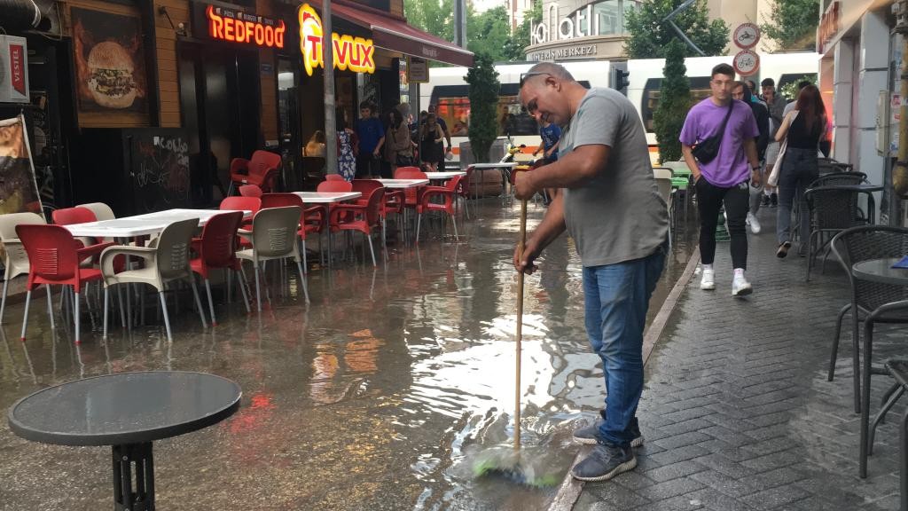 Eskişehir'i sağanak ve dolu vurdu
