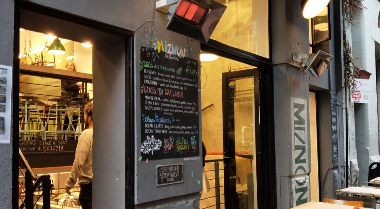 Restoranın camına asılan nota kimse inanamadı! Eleştiriler peş peşe geldi