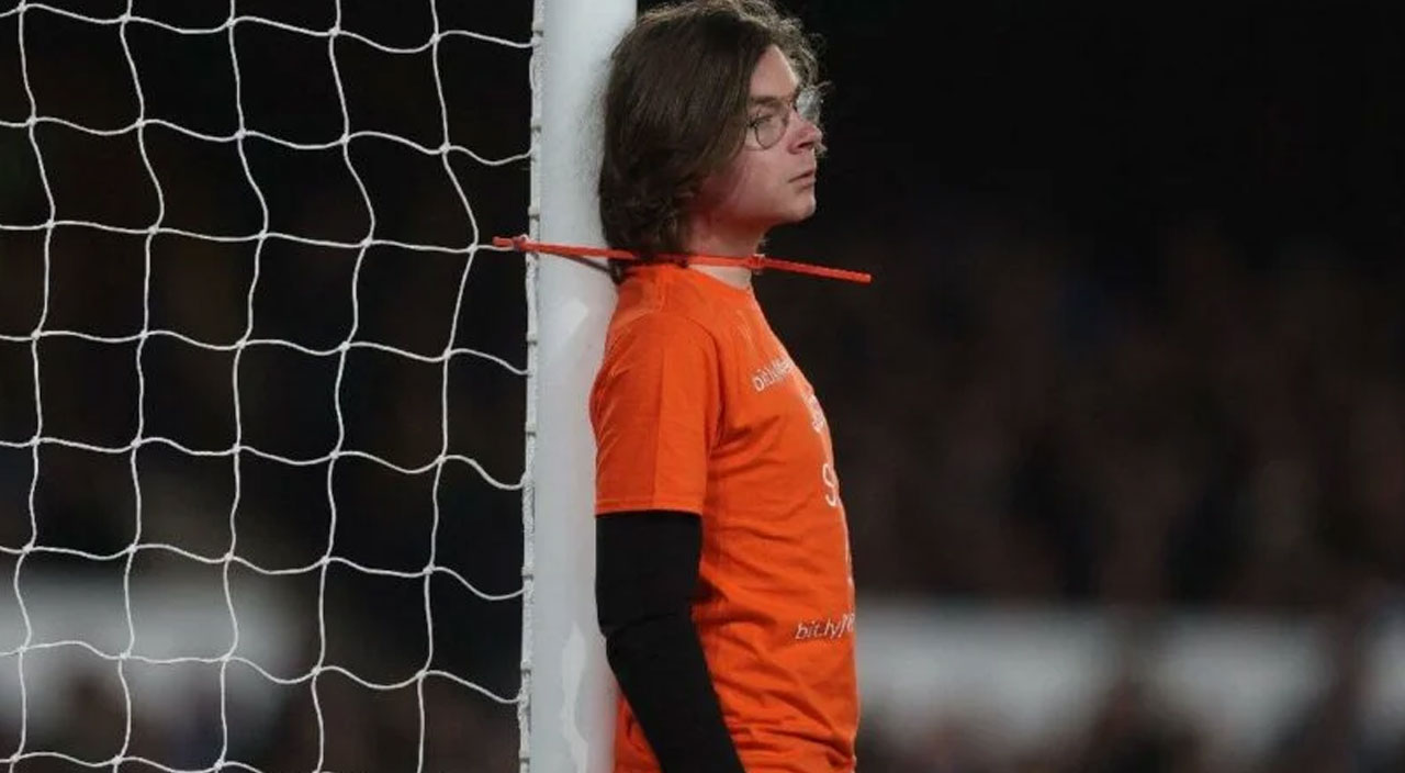 Premier Lig’de eşi görülmemiş protesto! Kendini kale direğine kelepçeledi