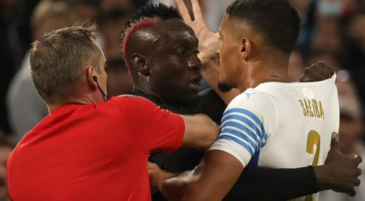 Sahada ortalık karıştı! Diagne rakip futbolcuyla birbirine girdi