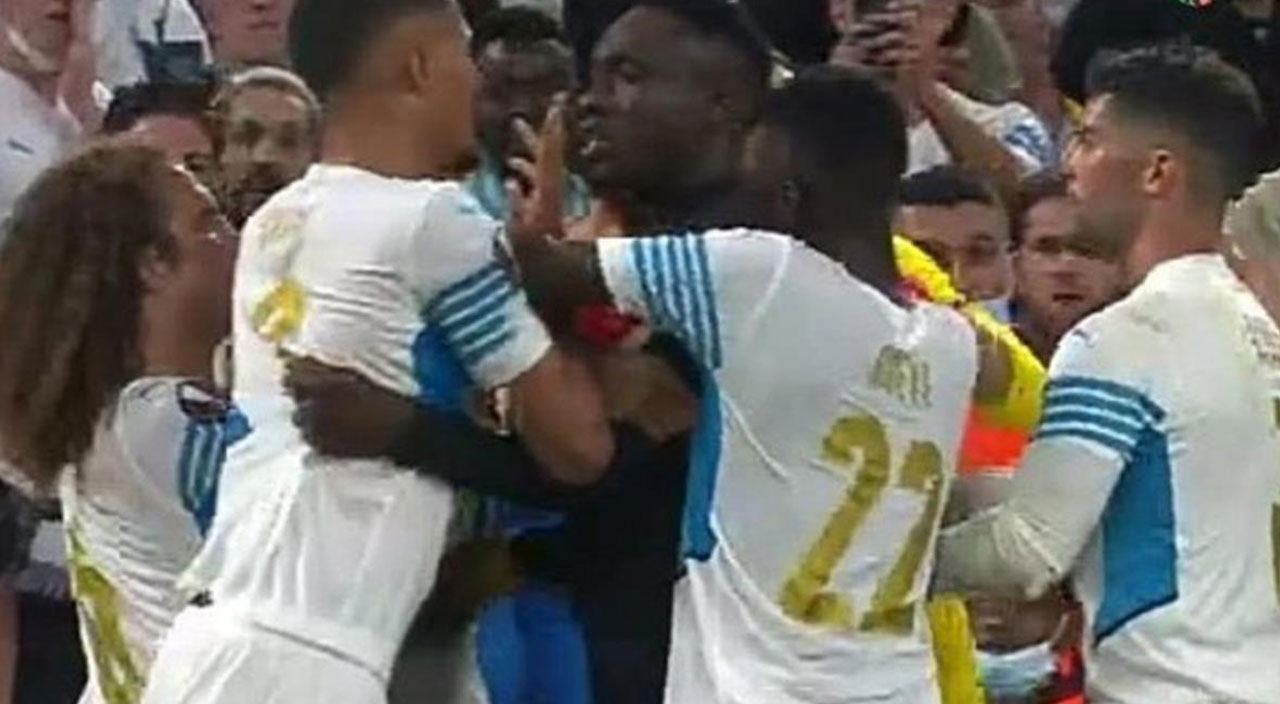 Sahada ortalık karıştı! Diagne rakip futbolcuyla birbirine girdi Sahada ortalık karıştı! Diagne rakip futbolcuyla birbirine girdi