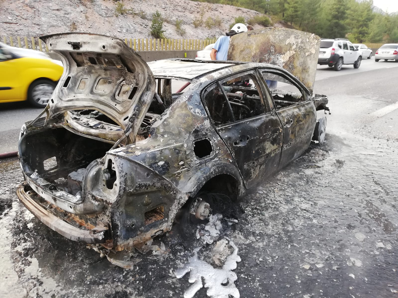 Bir saat önce aldığı otomobili seyir halindeyken bu hale geldi