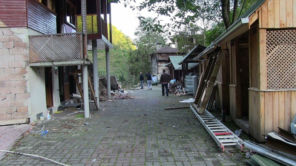 Artvin'in Borçka ilçesinde sel balık çiftliğini yıktı geçti! 20 yıllık birikimi bir gecede yok oldu