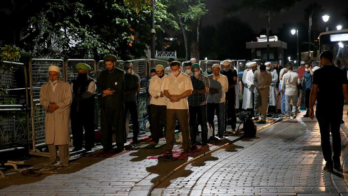 Vatandaşlar, Ayasofya Camii çevresinde sabah namazı kıldı