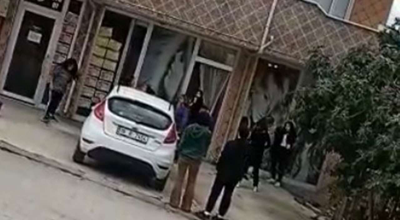 Sokak ortasında saç saça baş başa birbirine girdiler