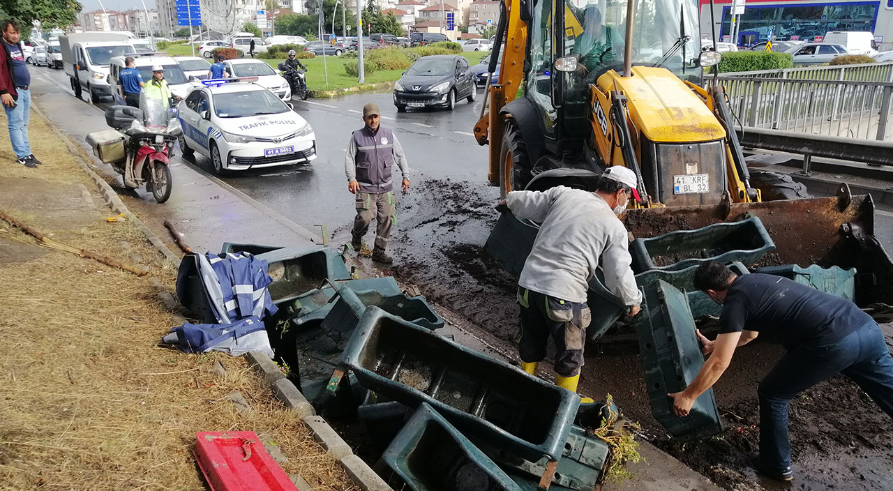 Belediye işçilerini taşıyan römork devrildi! 3 kişi yaralandı